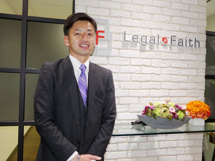 司法書士法人リーガル・フェイスの細井勇樹さん。司法書士だけでなく行政書士の資格を持っています