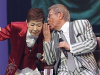 水前寺清子（左）と小声で話す北島三郎＝2025年