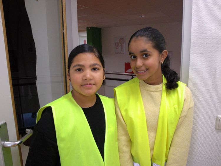 メディエーター（仲裁者）を務めるシュレイヤーさん（左）とジャナさん