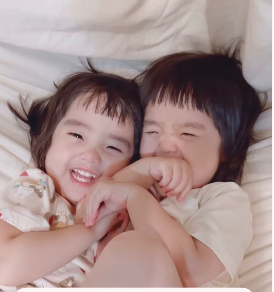 2歳双子がママとかくれんぼしたら……面白い光景に、癒される人続々