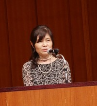手塚治虫文化贈呈式であいさつする入江喜和氏＝東京・浜離宮朝日ホール