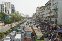 渋滞する幹線道路沿いは、行き交う人々や露店でごった返していた=2024年5月9日、ダッカ市内、荒ちひろ撮影