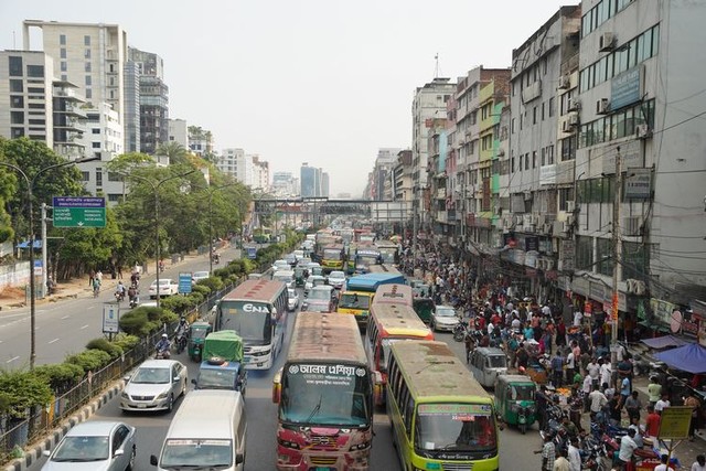 渋滞する幹線道路沿いは、行き交う人々や露店でごった返していた=2024年5月9日、ダッカ市内、荒ちひろ撮影