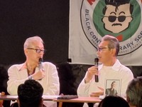 日米の刑務所事情について語り合う田代まさしさん（左）とホーミー・ケイさん＝東京・渋谷