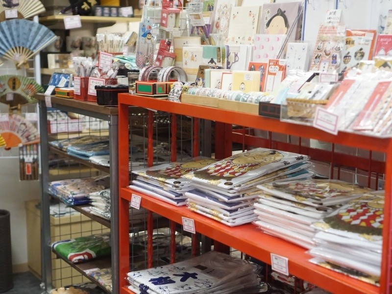 扇子や力士Ｔシャツ、力士メモなどが並ぶ棚