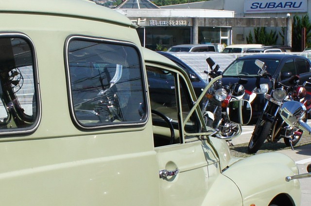 三角窓を開いたところ。横に張り出すことで走行風を車内に効率よく採り入れる