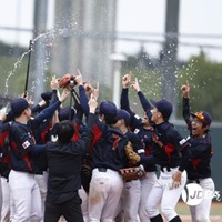 第1回WDBC優勝を皆で喜びあう選手一同（一般社団法人日本ろう野球協会提供）