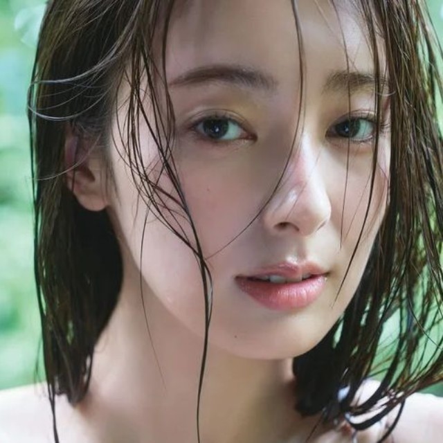 宮本茉由1st写真集『ほんとはね、』(撮影／中村和孝)