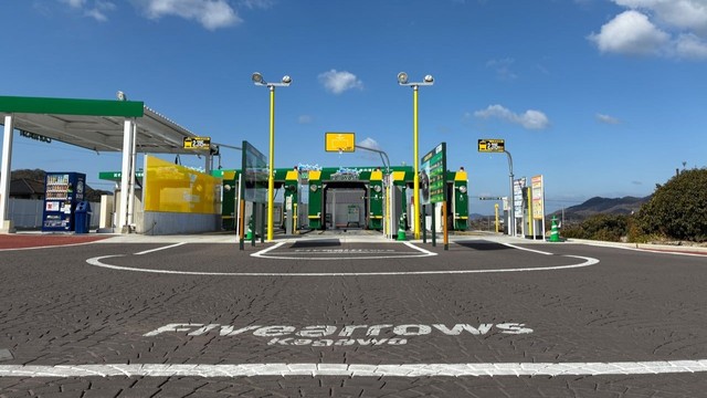 ガソリンスタンド「ヤマウチセルフ高瀬」がファイブアローズカラーに！　香川・三豊市
