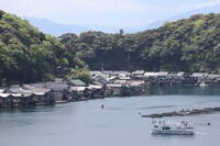道の駅「舟屋の里伊根」から見た伊根湾と舟屋群（伊根町亀島）