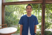 パトム・オーガニック・リビングのオーナーのアナック・ナワラートさん。カフェで提供する食材はオーガニックで、トレーサビリティー（追跡可能性）にも取り組んでいるという