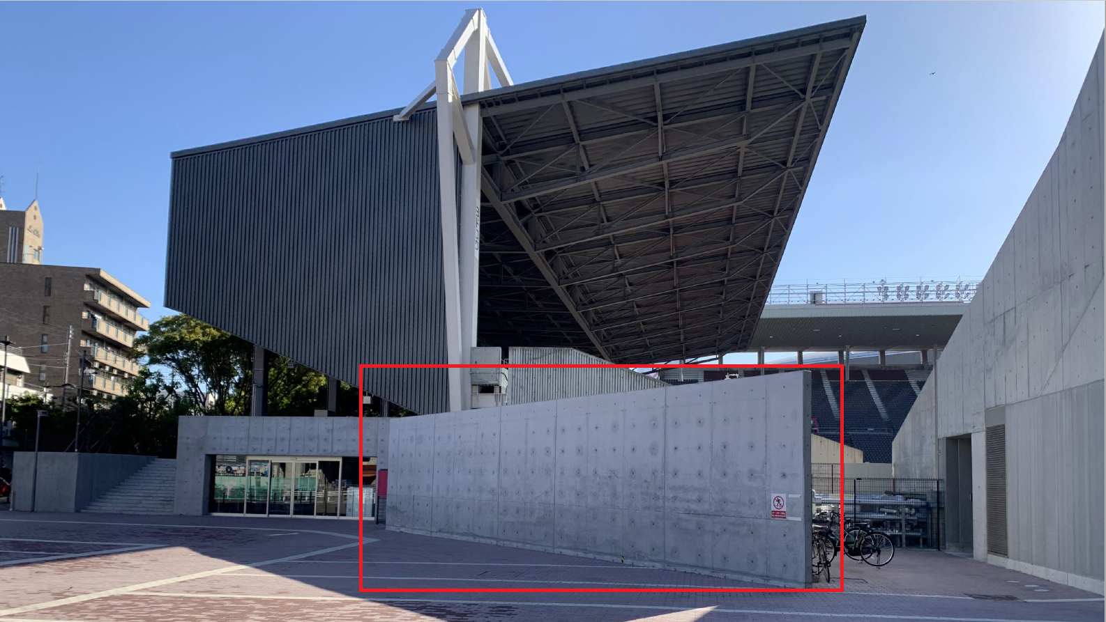 寂しかったエントランス北西の壁が…