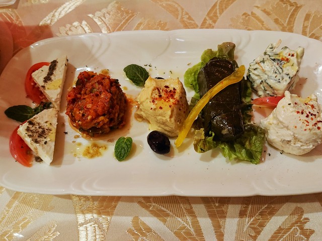 フムス、サルマ、パトゥルジャンなどの前菜盛り合わせ。クリームヨーグルト、オリーブオイル、ひよこ豆などをふんだん使ったトルコ料理はどれをとってもくどくなく、素朴で上品な味わい。焼きたてのトルコパンにも合うが、トルコワインとの相性も抜群。