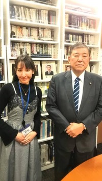 ジャーナリストの深月ユリア氏（左）と石破茂元防衛大臣＝衆議院議員会館内の石破茂事務所