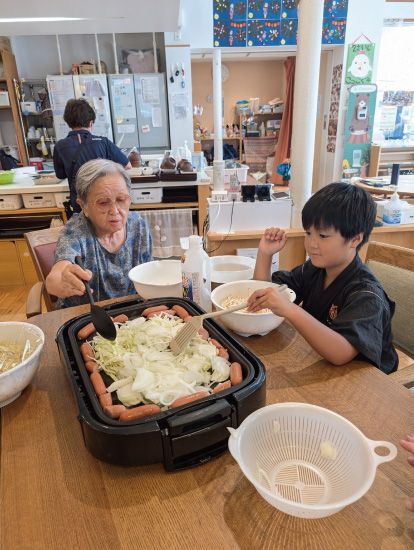 ひ孫との焼きそば作り