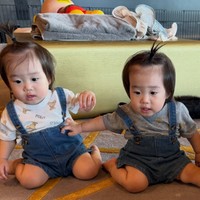1歳の双子兄弟、るい君とるか君（提供：@moontwins.0810さん）