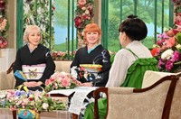 あでやかな和服姿で登場したPUFFYの2人