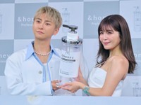 イベントに出席した與真司郎（左）と宇野実彩子