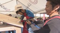 子どもたちが大工仕事などを体験できるイベントが開かれにぎわう　　　岡山市