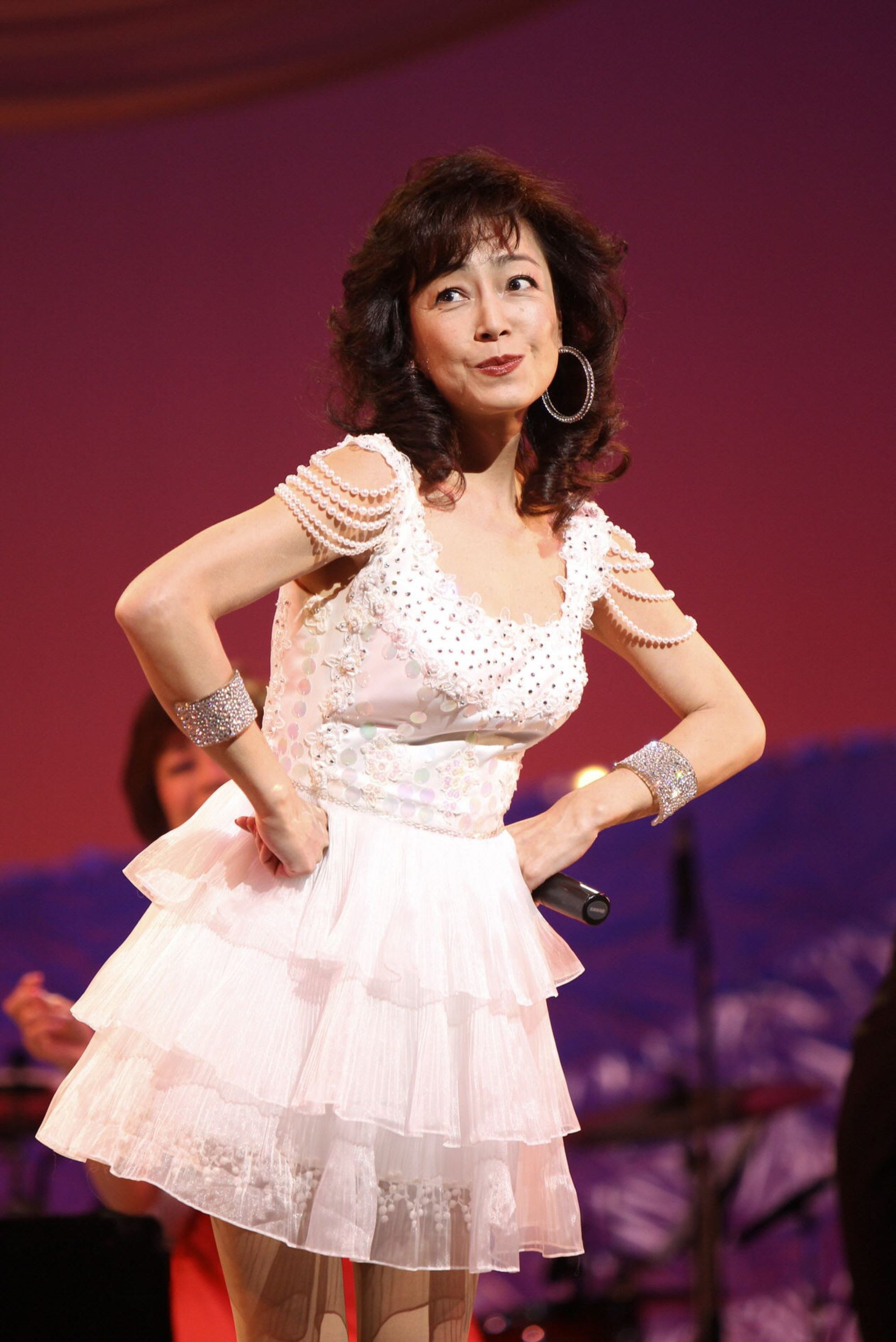 柏原芳恵“伝説の写真集”が完全復刊！デジタルでよみがえる濃艶カット