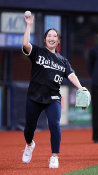 始球式を前にキャッチボールをする小祝さくら＝京セラドーム大阪