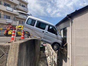 アパート２階に車が突っ込む　空き部屋でけが人なし　仙台・青葉区