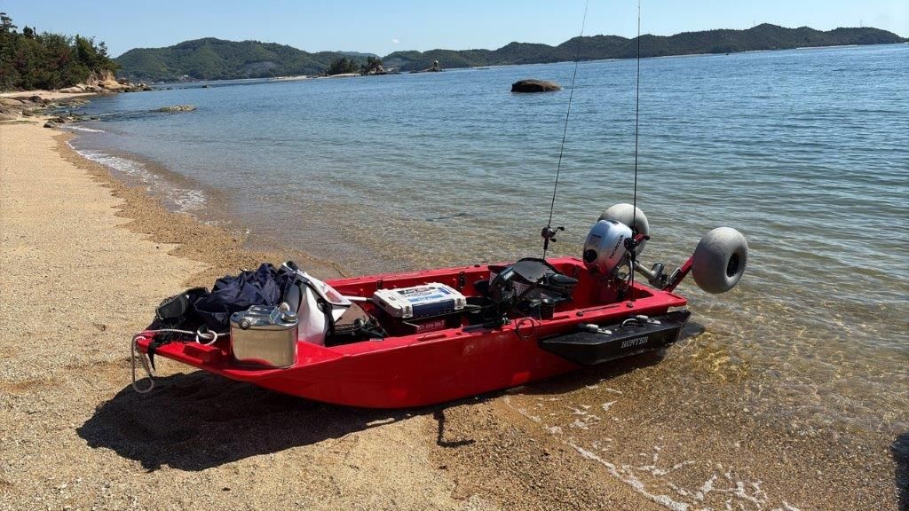 釣り中のミニボートにプレジャーボートが衝突…子ども2人投げ出される