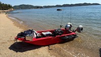 衝突されたミニボート（玉野海上保安部提供）
