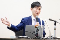記者会見で「再生の道」代表から退任することを発表した石丸伸二氏