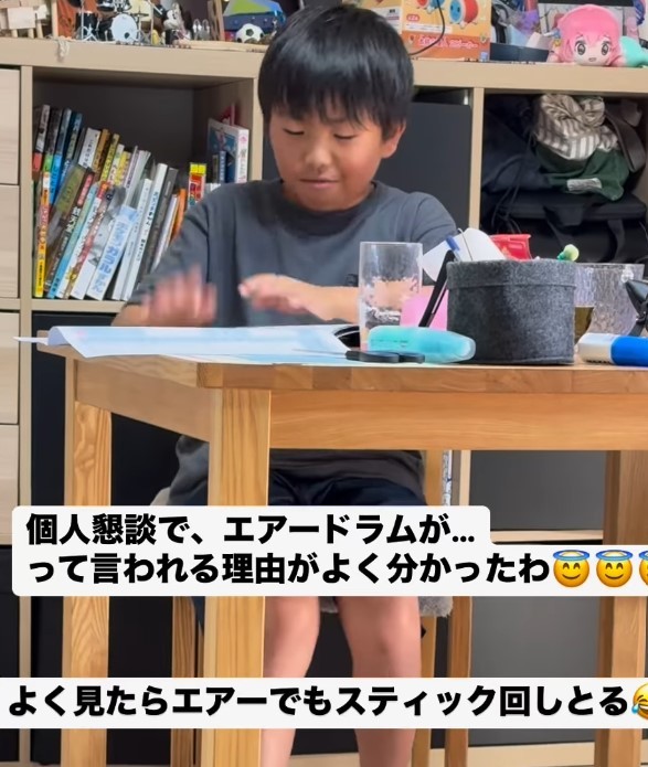 勉強していると思いきや……！？（提供：＠souta__drumさん）
