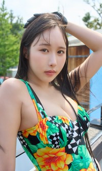 宇佐美りなデジタル写真集「揺れて乱れて。」全年齢版© 成田英敏／集英社