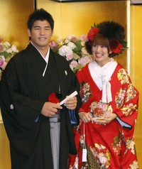 結婚会見で幸せいっぱいの井上康生氏（左）と東原亜希＝2008年