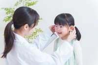 弱視は早めの対処が必要、タイミングを逃してしまうと…。写真はイメージです（polkadot/stock.adobe.com）