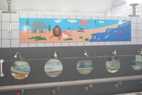 ライオンとヤギが水辺で仲良くたたずんでいる絵。男湯と女湯、どちらも同じこの絵が飾られている