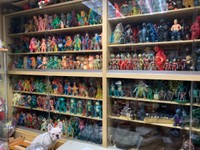 壮観な〝なべやかん怪獣ソフビ収集棚〟の全体像。愛犬（手前左）も見守る＝都内の自宅