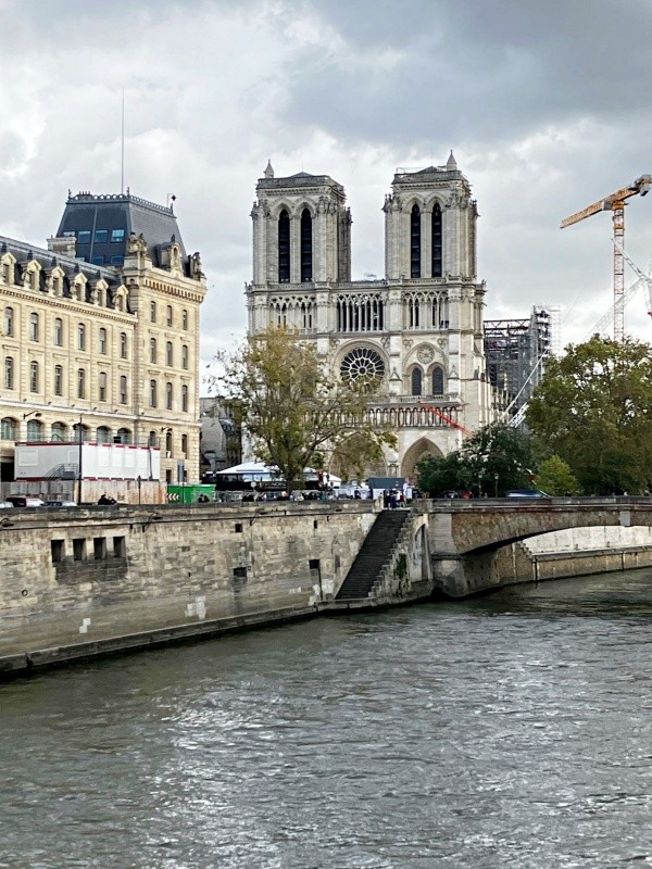 2023年10月、フランス・パリに到着。セーヌ川からノートルダム大聖堂を望む（画像提供：タカハシヤスコさん）