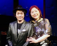 丸山圭子（右）と堀江淳＝2026年