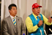 斉藤健一郎参院議員（左）と党首の立花孝志氏