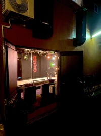 8月の怪談イベントにて。感染対策として転換時に換気を行っています。 ※ニュー道後ミュージック様提供