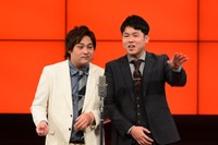 「第九回 上方漫才協会大賞」で大賞を受賞したダブルヒガシ・大東翔生（左）と東良介