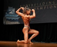 ボディービルの西日本選手権でポーズを決める丹羽さん（８月２３日、岐阜市）