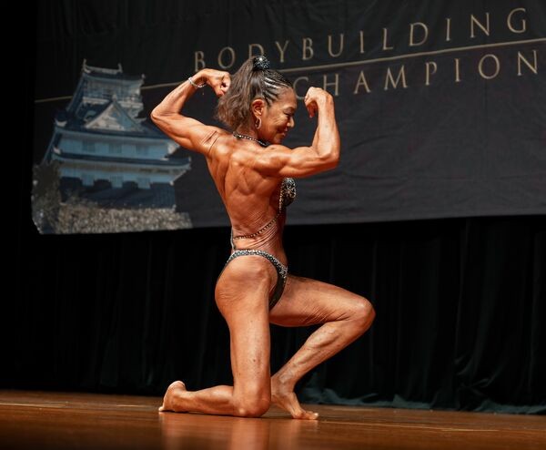 ボディービルの西日本選手権でポーズを決める丹羽さん（８月２３日、岐阜市）