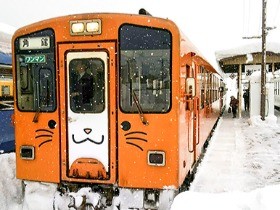 秋田は犬だけじゃない！　猫の写真のせて「ねこっこ列車」出発