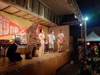 広島・西城町の夏祭りでステージに登壇したヒバゴン(左)。町民にその姿が披露された