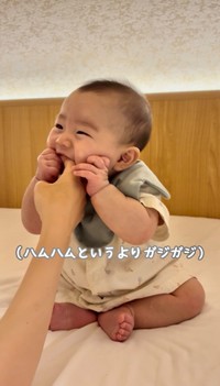 ニコニコでママの手をガジガジ…（提供：＠mi_nosuke10さん）
