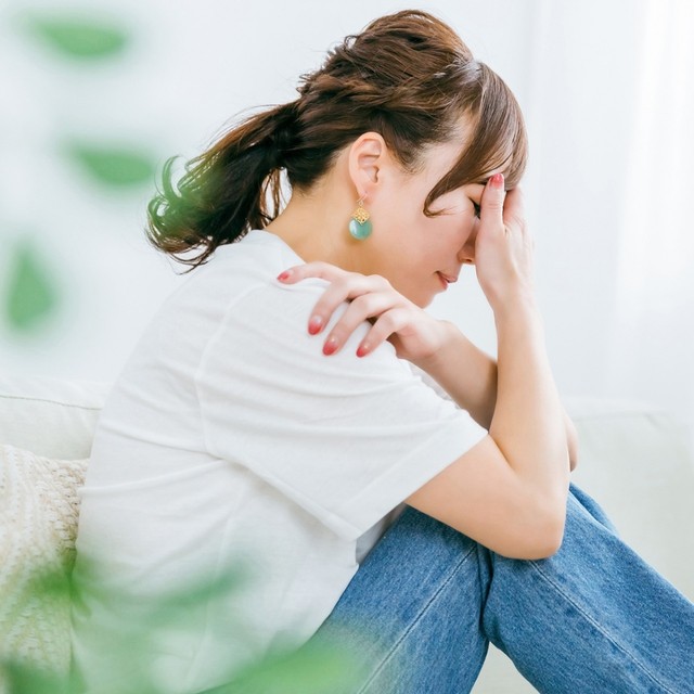 友人の成果を素直に喜べない…　※画像はイメージです（FineGraphics/photoAC）