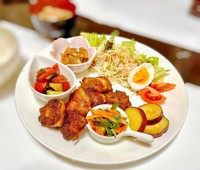 おかヱさんの料理。ピンクの小鉢「豚ばらネギ大根」にすき焼きのタレを使用しているとのこと。 ※おかヱさん提供