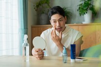 スキンケアをする男性※画像はイメージです（One/stock.adobe.com）
