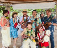 ハワイの音楽フェスに参加した「1933ウクレレオールスターズ」のメンバー（前列左から高木ブー、はたけやま裕、後列左から分山貴美子、荻野目洋子、関口和之、ヤナギマン、野村義男）
