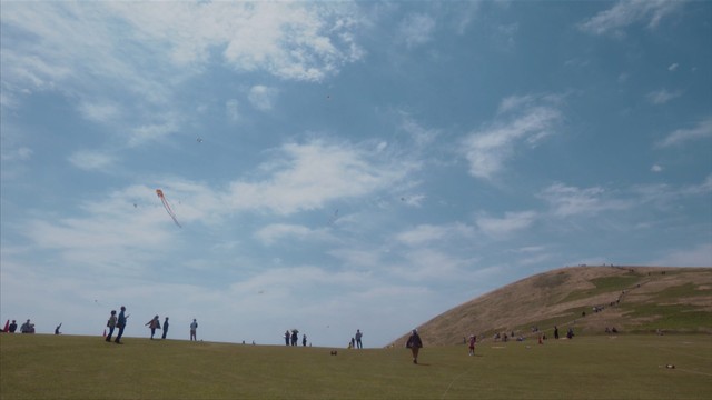 五島列島の美しい自然の中、空を舞う「ばらもん凧」（写真提供＝NHK）